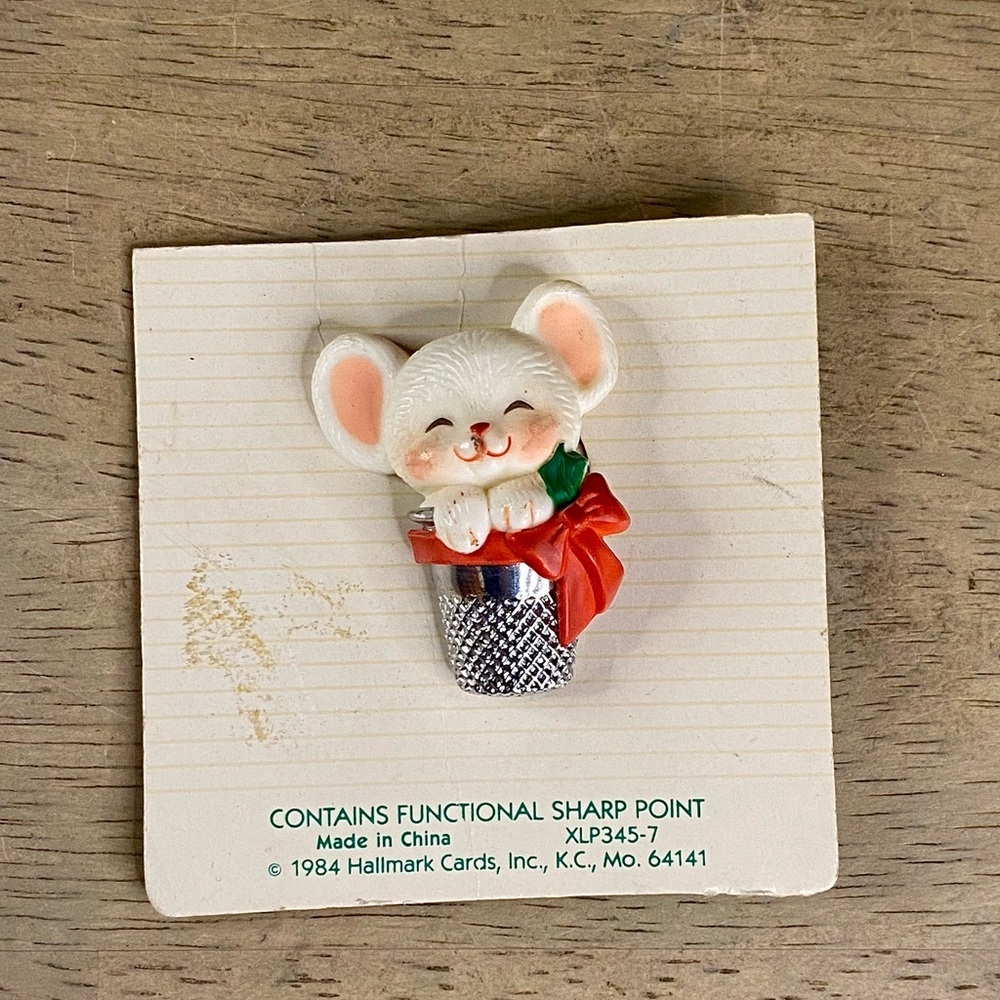 Vtg Hallmark Xmas plastic white mouse in silver thimble with red bow brooch/pin